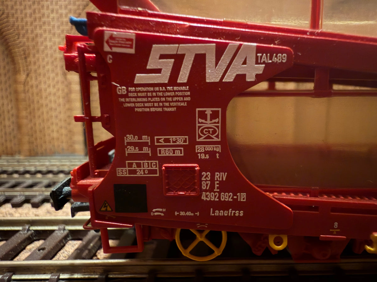 Bachmann 38-250 (OO) Ex British Rail, IPA Twin set, Double Deck Car Transporter Wagons in STVA Red 