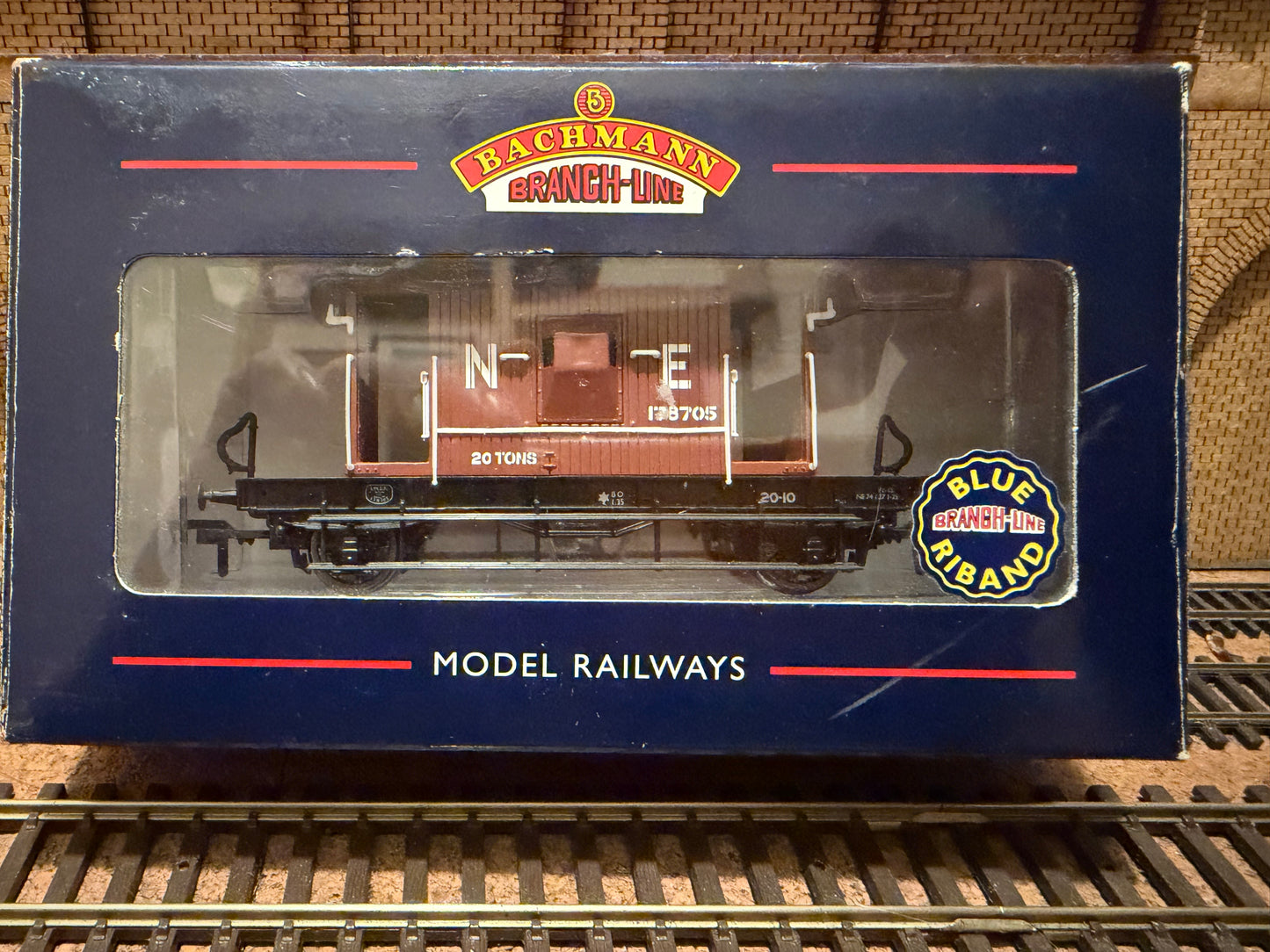 Bachmann 37-529 (OO) London North Eastern Railway, 20T Vacuums Fitted Brake Van No.178705 in LNER Red Oxide