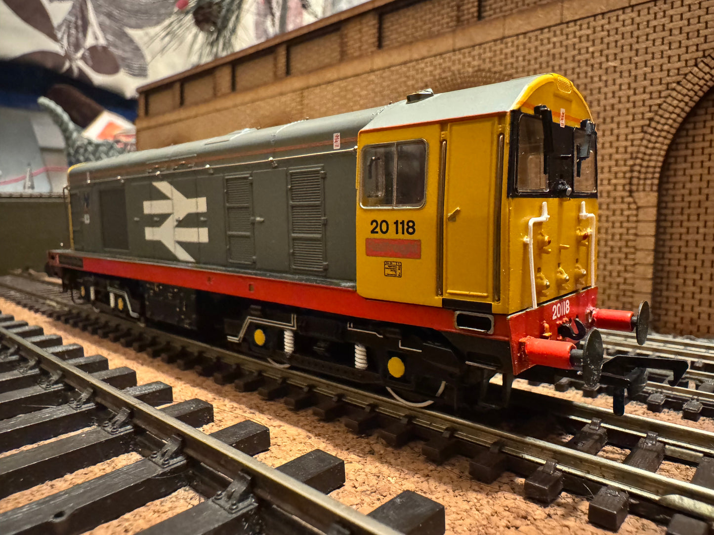 Bachmann 32-045 (OO) British Railways Class 20 No.20118 “Saltburn By The Sea” in British Rail Railfreight Red Stripe Livery. (Depot Allocation, Thornaby Depot) DCC Fitted 