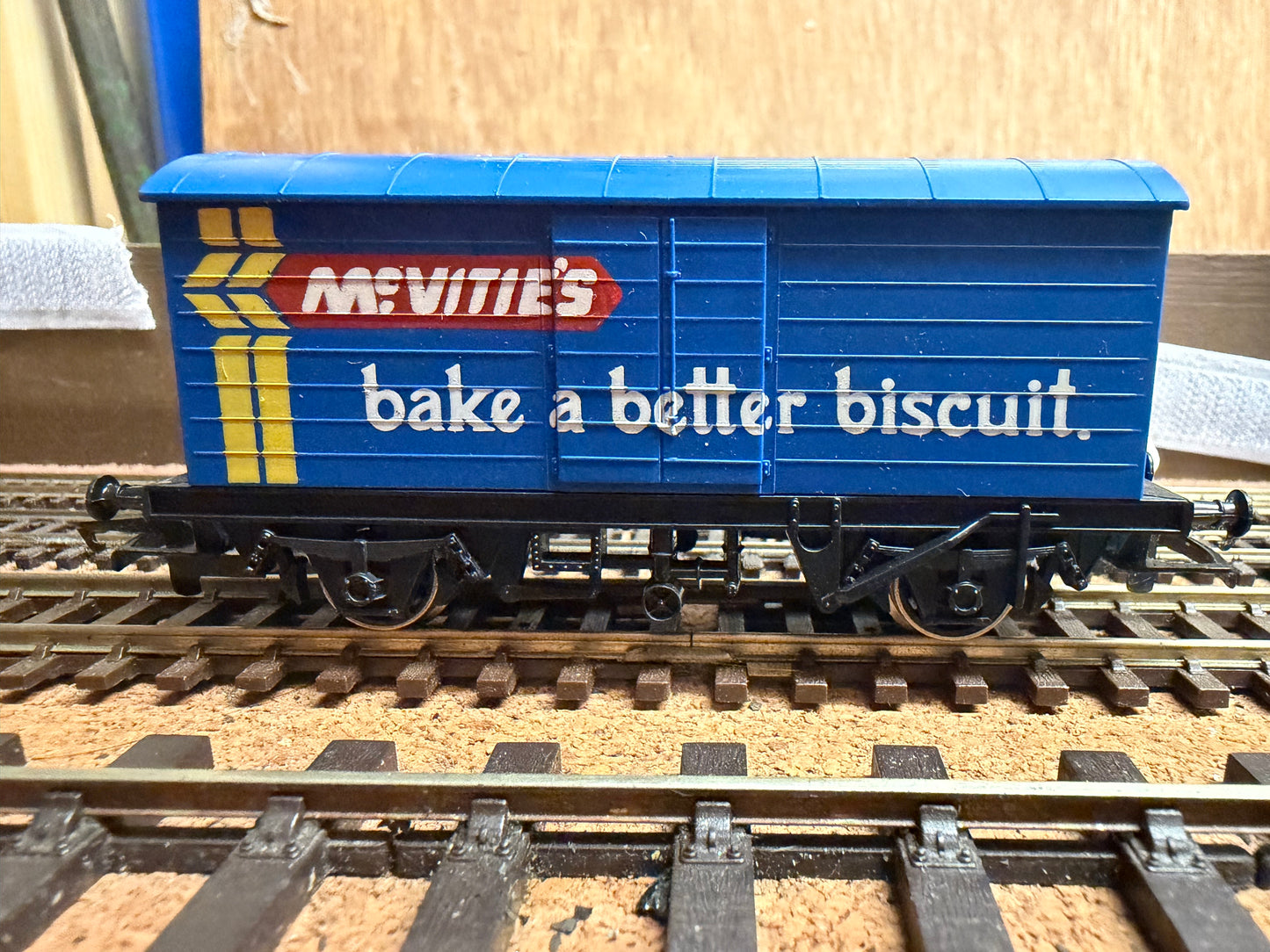 Hornby R.137 (OO) McVities Van