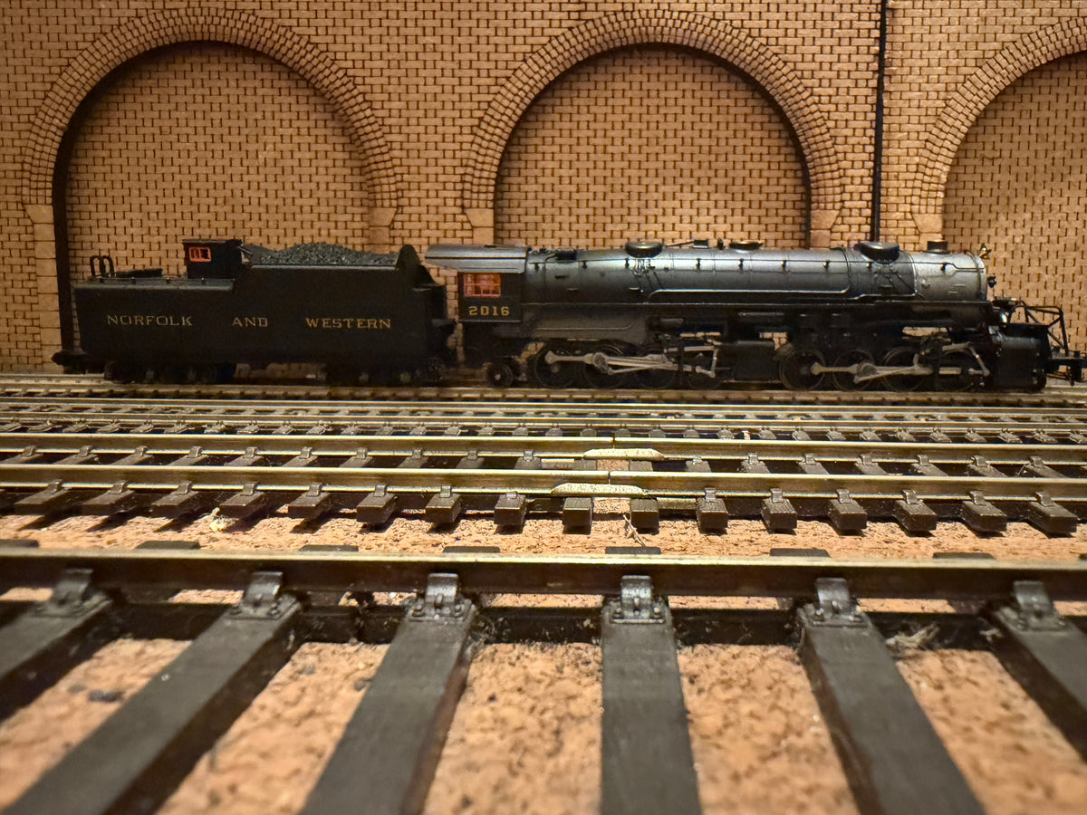 Life-Like Trains 7577 (N Scale) United States Railroad Administration 2-8-8-2 / Norfolk & Western Railroad Y2 No.2016 in N&W Black. 