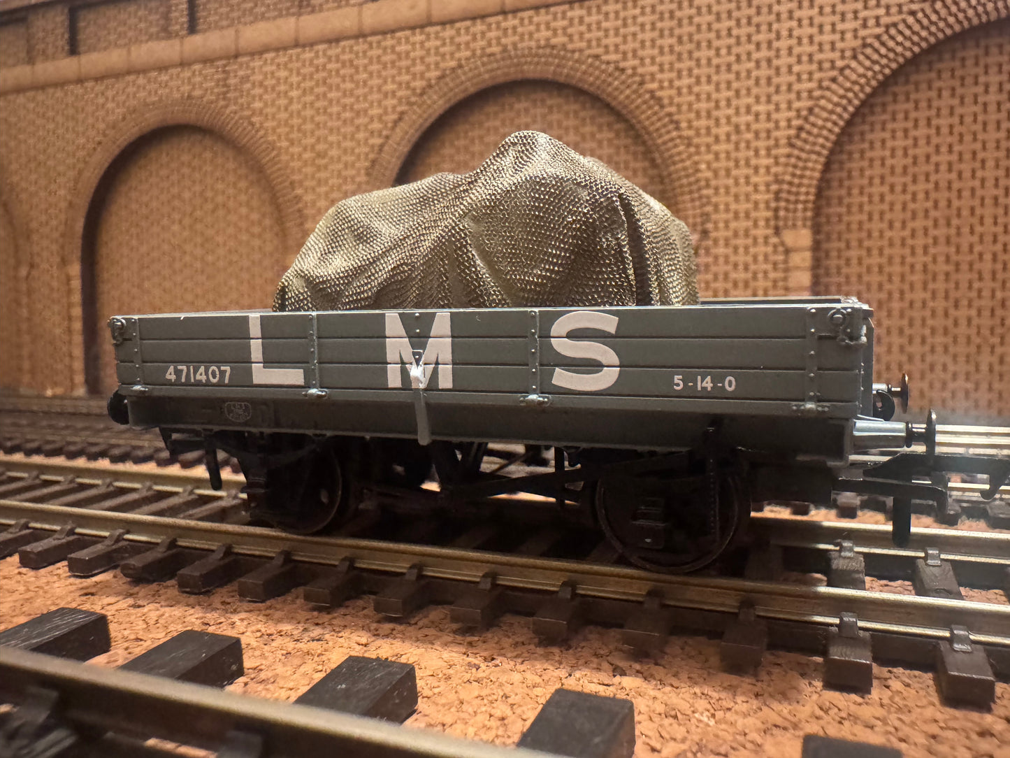 Bachmann 37-937 (OO) London Midland & Scottish Railway, Three Plank Open Wagon No.471407 in LMS Grey with covered tractor load 