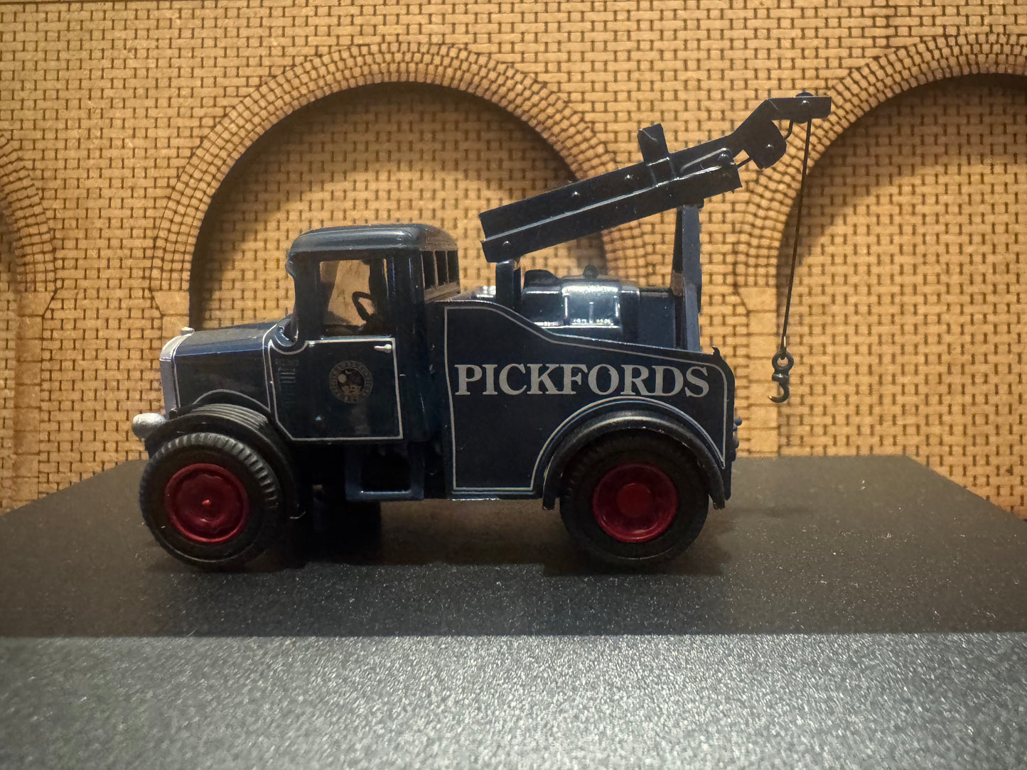 Oxford Diecast 76SH002 (OO / 1:76) Scammel Highwayman Crane. In Pickfords livery, with British Road Service Markings. Fleet Number M2362