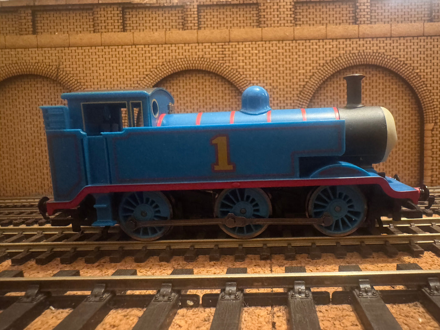 Hornby Thomas & Friends R9104 (OO) Ex LB&SCR E2 No.1 “Thomas” in North Western Railway Lined Blue 