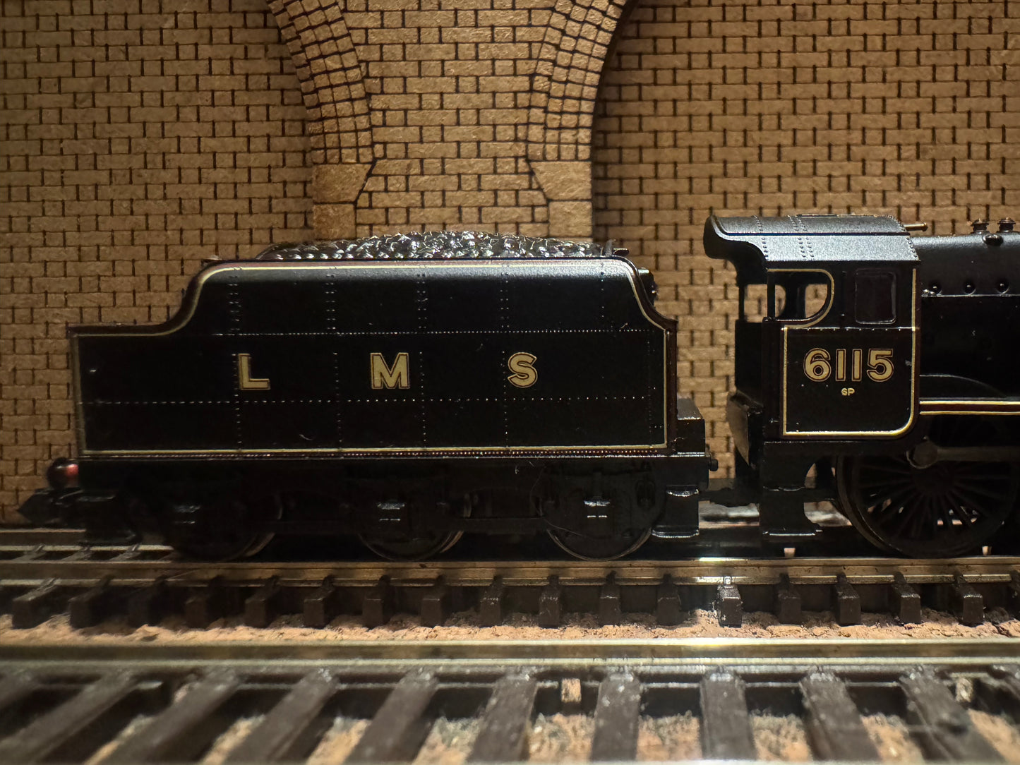 Graham Farish 372-577 (N Gauge) London Midland & Scottish Railway, 6P ‘Rebuilt Royal Scot’ No.6115 “Scots Guardsman” in Post War LMS Lined Black. (Shed Code 5A, Crewe North Shed) DCC Ready
