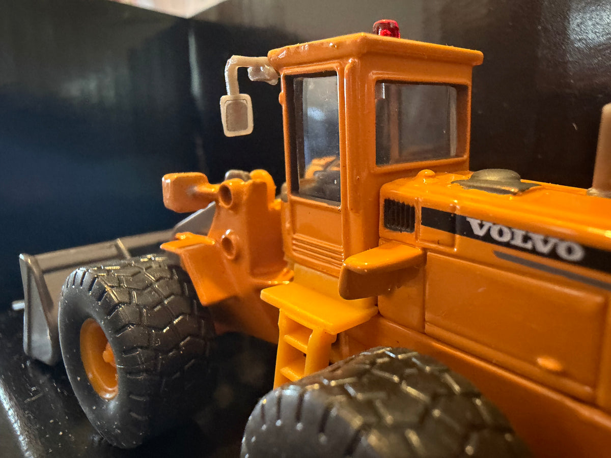 Hobby Works / Volvo (1:87 / HO) Volvo L150C Bulldozer.