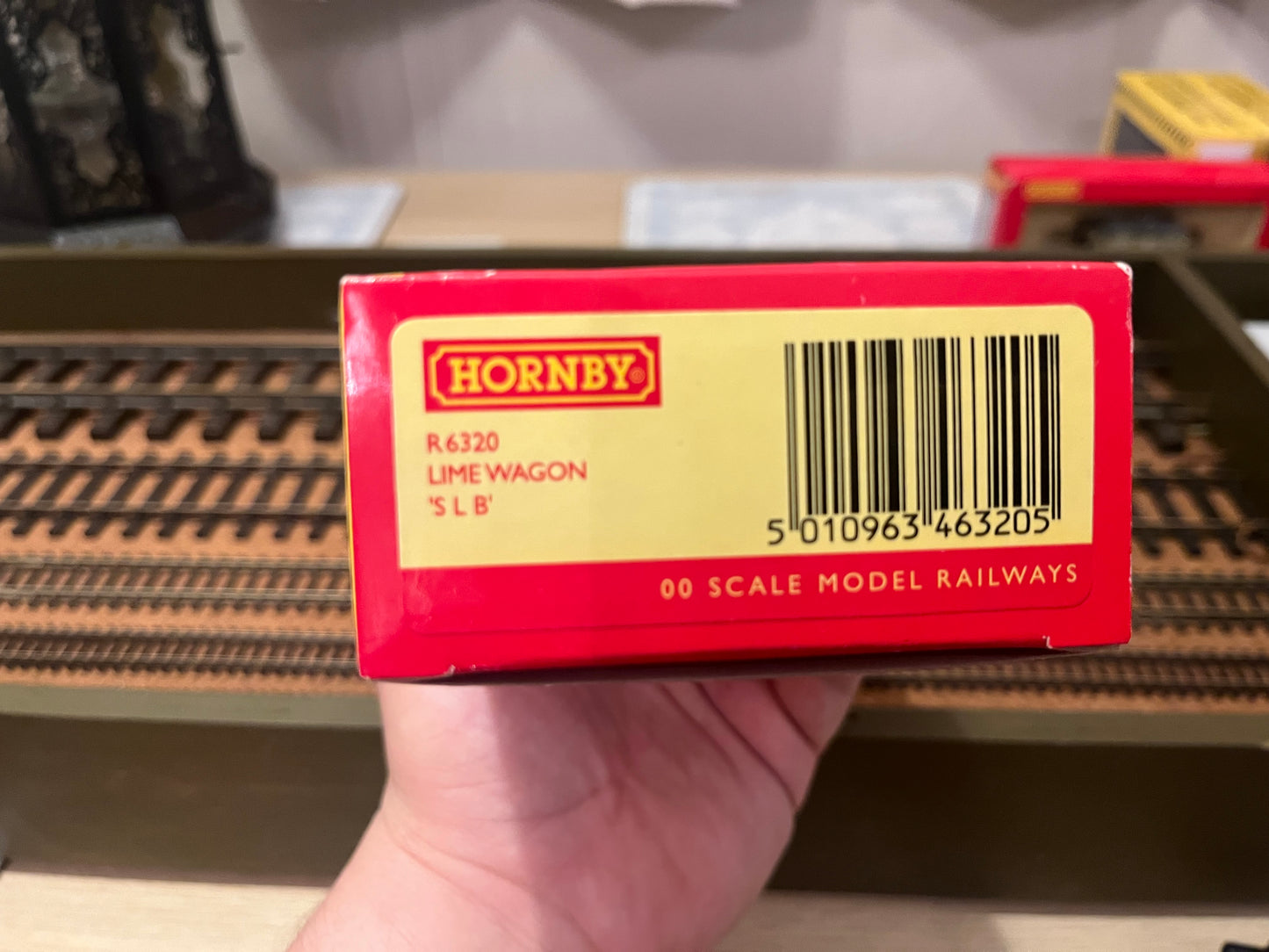 Hornby (OO) S L B livery, Lime wagon No.527.