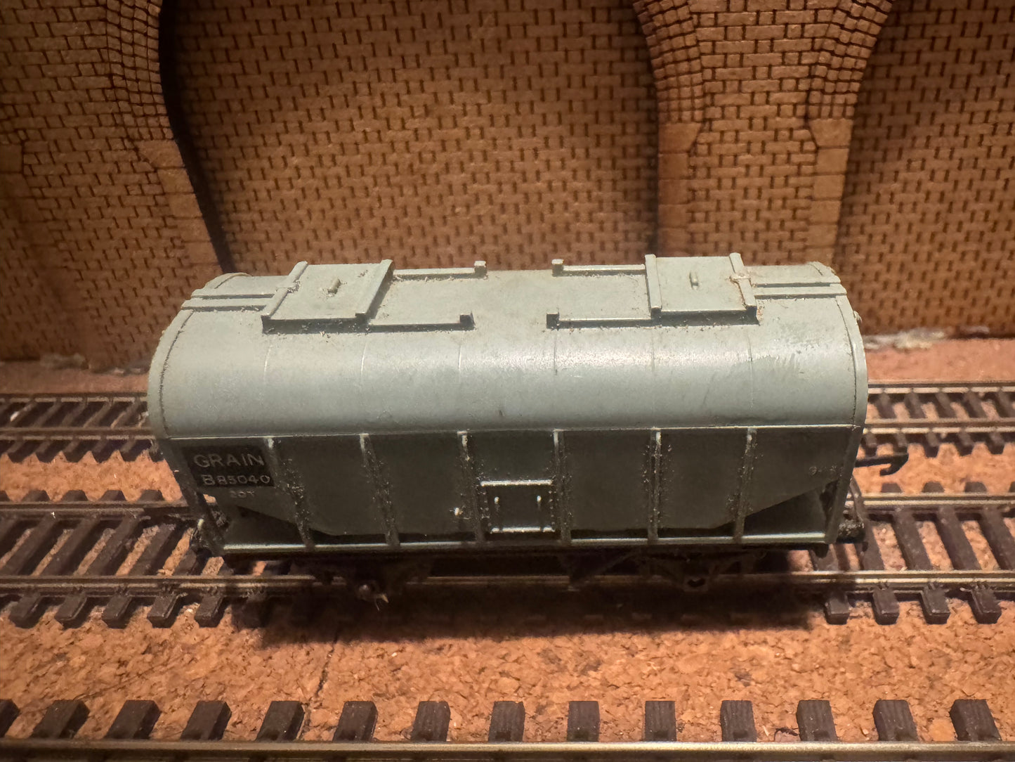 Tri-ang T170 (TT) British Railways 20T Covered Grain Hopper No.B85040 in BR Grey.