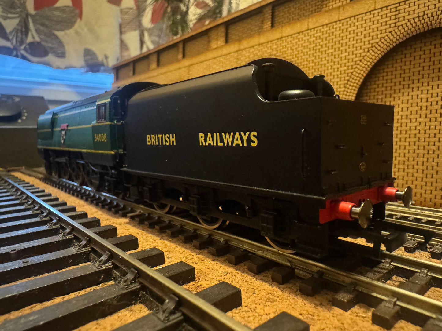 Hornby R2685 (OO) Ex SR ‘West Country’ No.34006 “Bude” with Ex LMS Tender in 1948 British Railways, Locomotive Exchange Trials, SR Green, BR Number and Black Tender. Special Edition No.1424 of 2008. DCC Ready. 