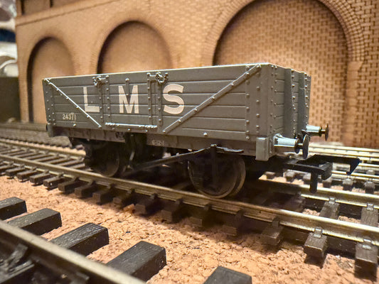 Bachmann 37-070 (OO) London Midland & Scottish Railway, Five Plank Wagon No.24371