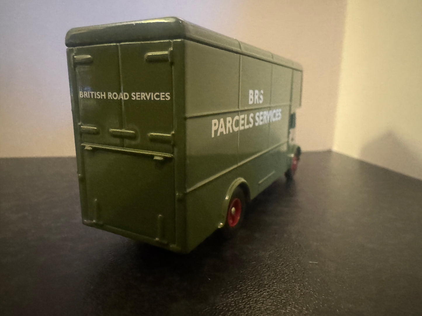 Lledo Trackside 146000 (1:76 / OO9 / OO) Guy Pantechnicon in British Railways, British Road Service, Parcels Service Livery. 