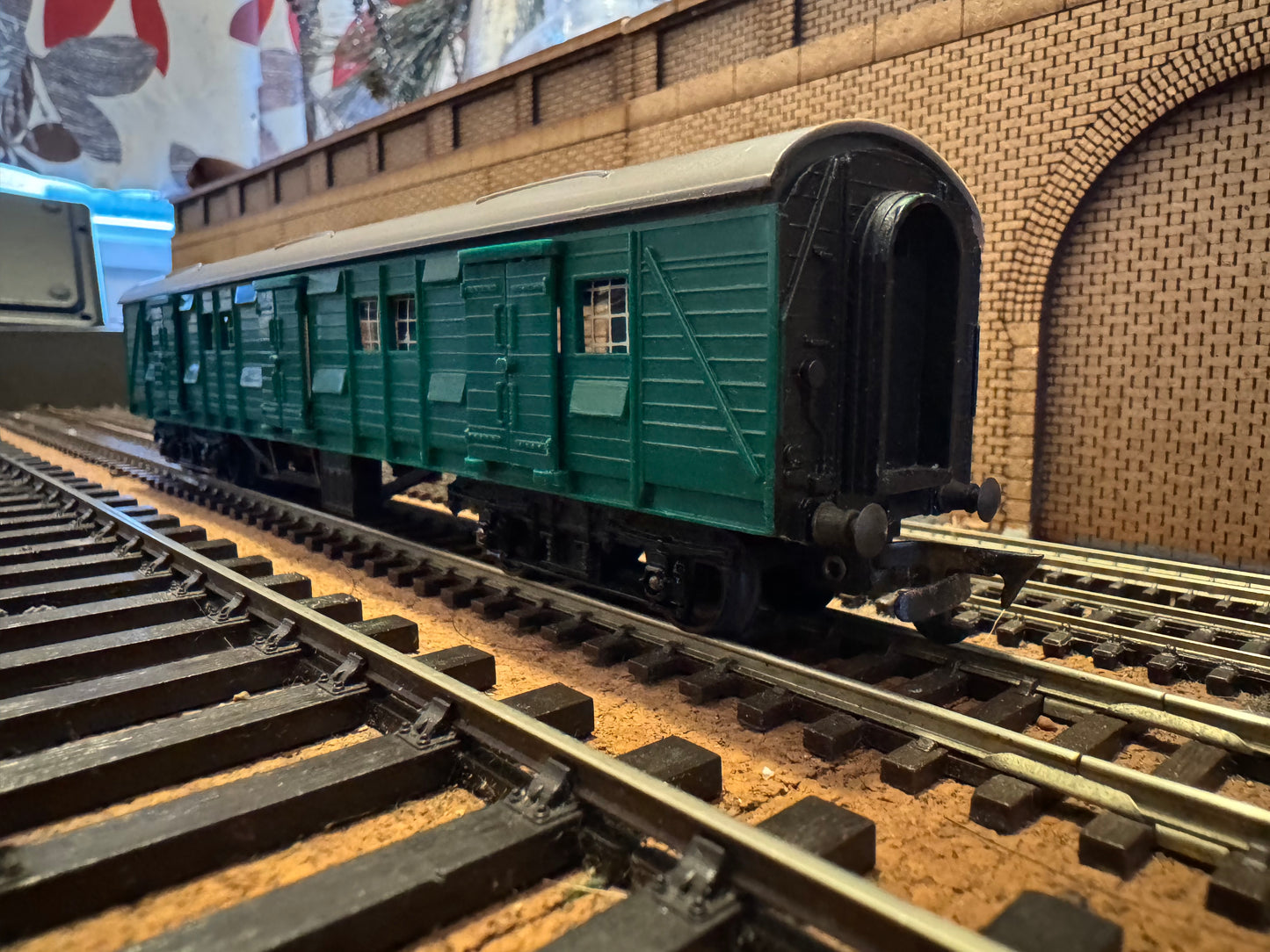 Tri-ang R.226 (OO) Ex SR Utility Parcels Van No.S2355S in British Railways Southern Region Green 