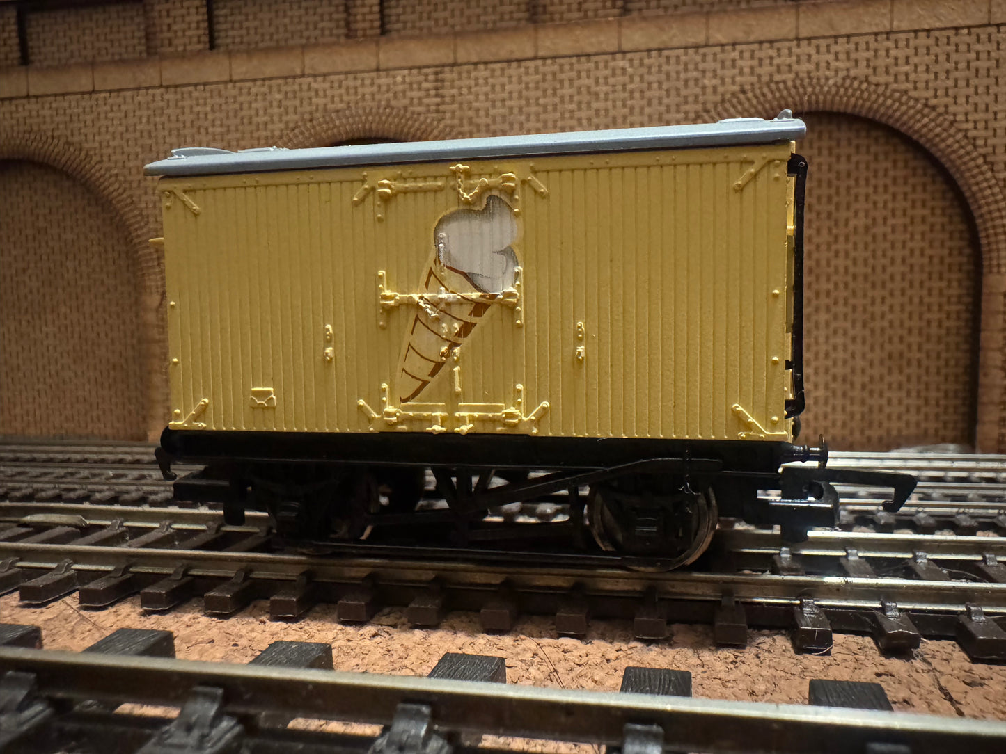 Hornby Thomas The Tank Engine R9205 (OO) Refrigerated Ice Cream Van
