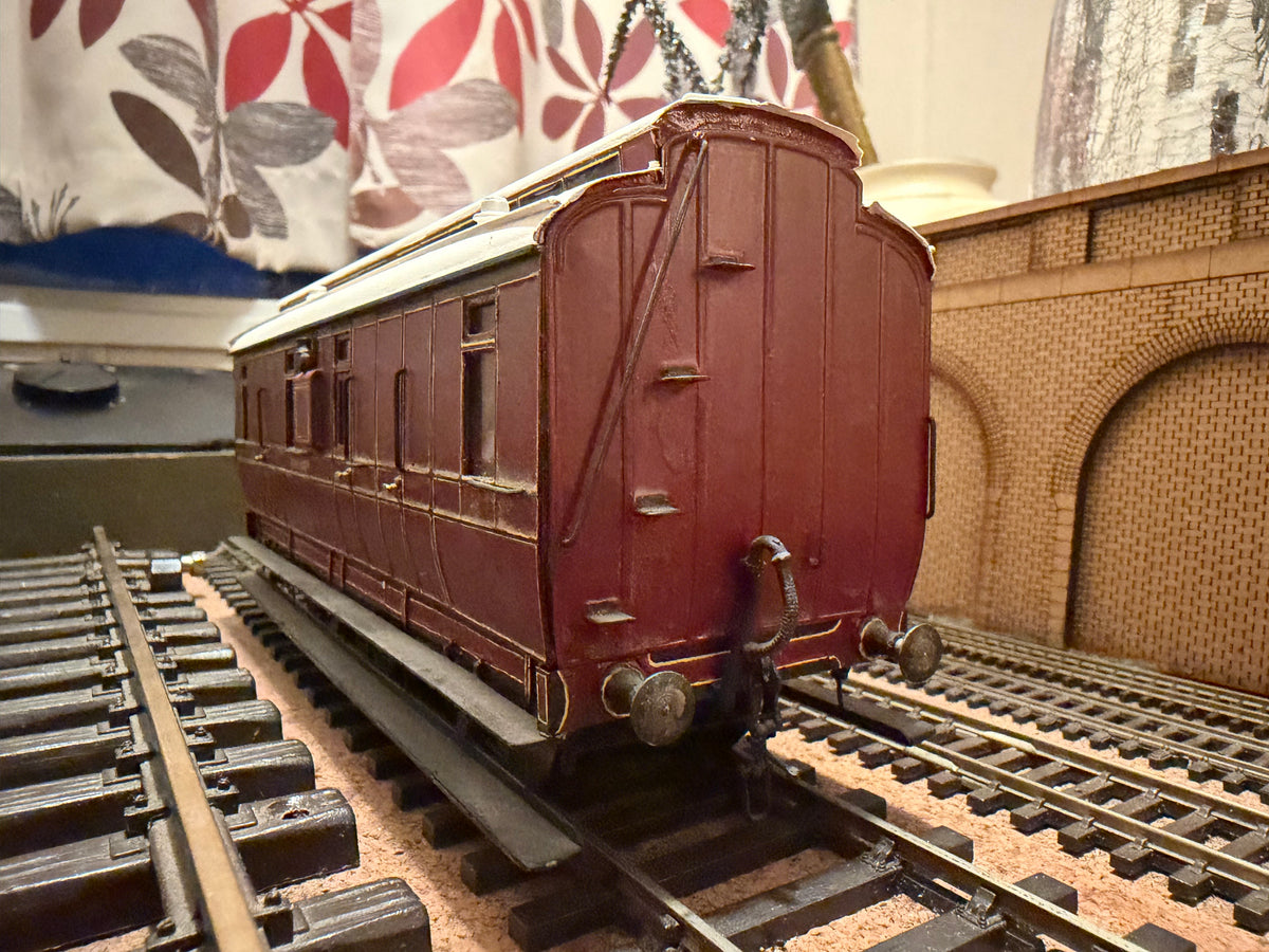 Midland Carriage Works J132 (O Gauge) Midland Railway Diagram 530, Six-wheeled Clerestory Roof Full Brake No.56 in Late Midland Railway Limed Crimson Lake. 