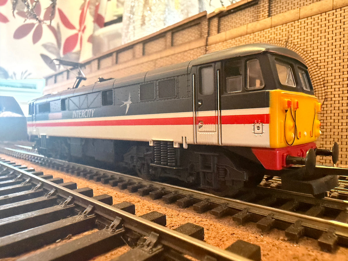 Lima 204810A6 (OO) British Rail Class 87/0 No.87002 “Royal Sovereign” in BR Intercity Swallow 