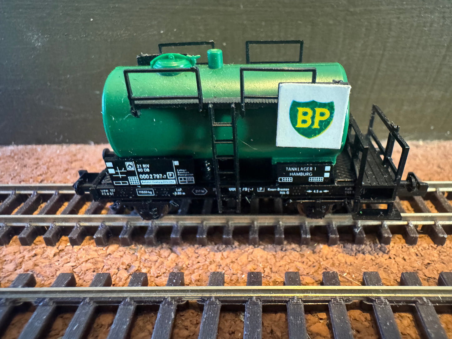 Fleischmann 8402 (Euro N Gauge / 1:160) Deutsche Bahn / British Petroleum Kesselwagen No.000 2 797 - 7.. 