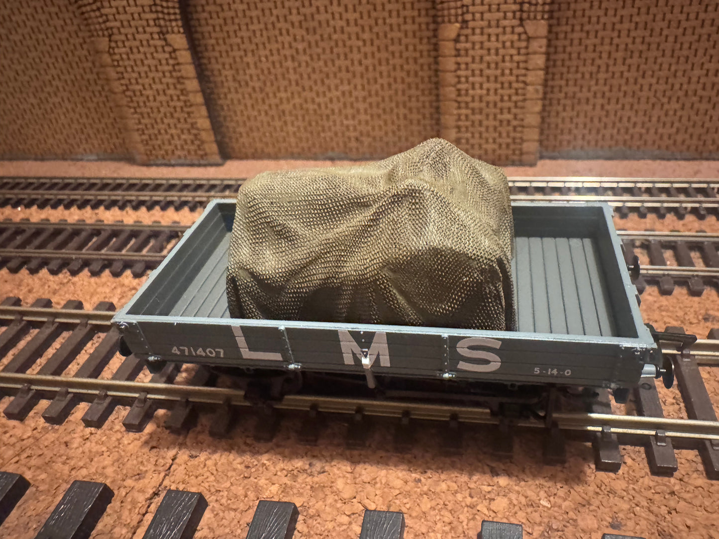 Bachmann 37-937 (OO) London Midland & Scottish Railway, Three Plank Open Wagon No.471407 in LMS Grey with covered tractor load 