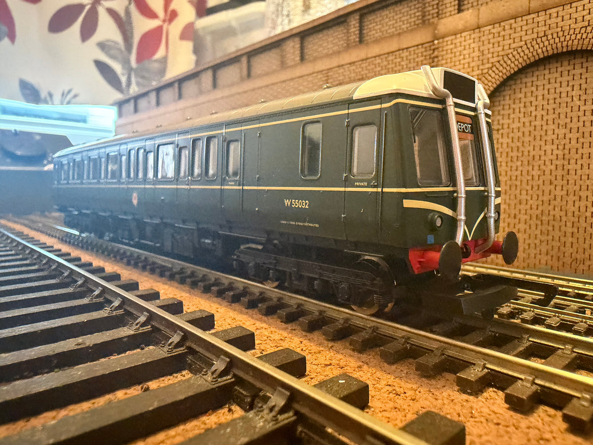 Hornby R2509A (OO) British Railways / Pressed Steel ‘Bubble Car’ [Class 121] No.W55032 in BR Green with Speed Whiskers. DCC Ready 