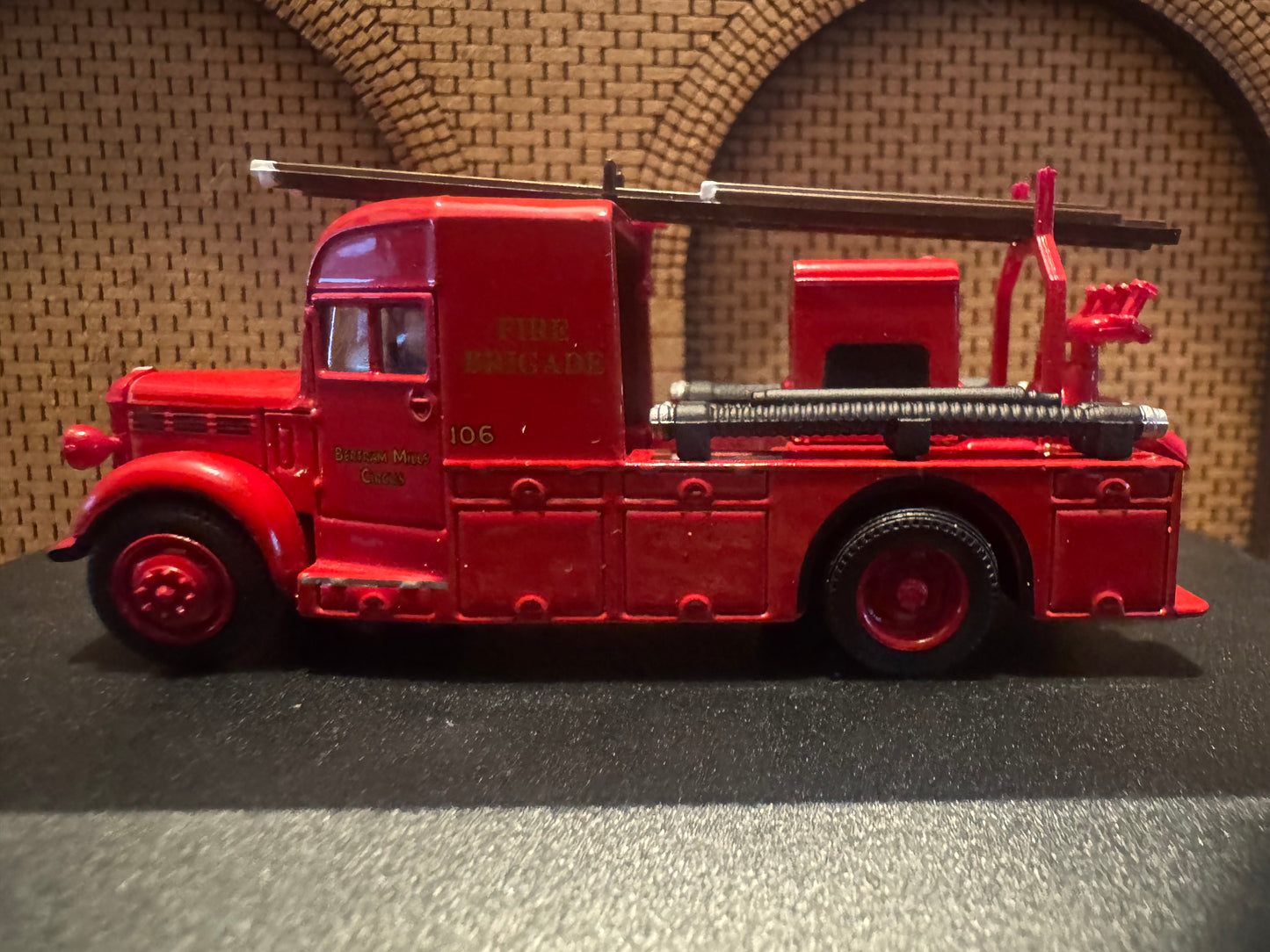 Oxford Diecast 76BHF004 (OO / 1:76) Bedford WLG Heavy Unit, Fire Engine in Bertram Mills Circus Livery 