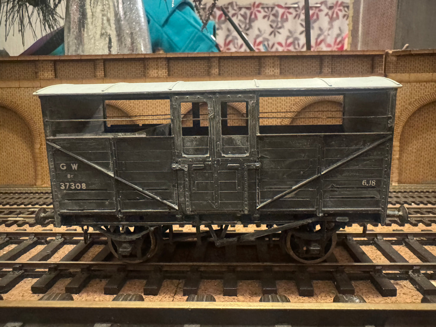 Slaters 7054 (O Gauge) Great Western Railway 8T Cattle Wagon No.37308 in weathered GWR Grey. 