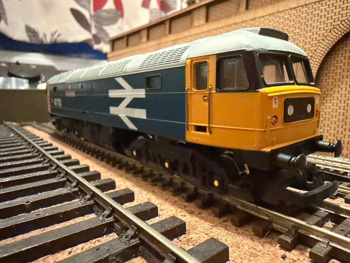 Hornby R307A (OO) British Railways Class 47 No.47170 “County of Norfolk” in BR Large Logo Blue 