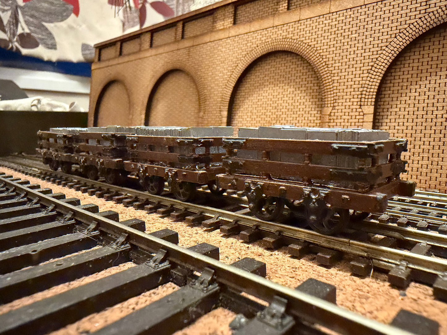 Manufacturer Unknown (On30 / NG7) Talyllyn Slate Wagons. Rake of Four with Load 