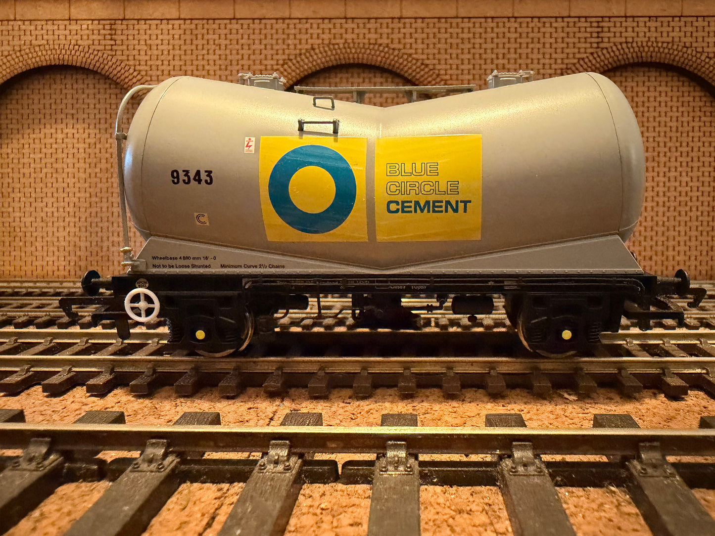 Hornby R6253 (OO) British Rail VEE Cement Tanker No.9343 in Blue Circle Cement Livery 