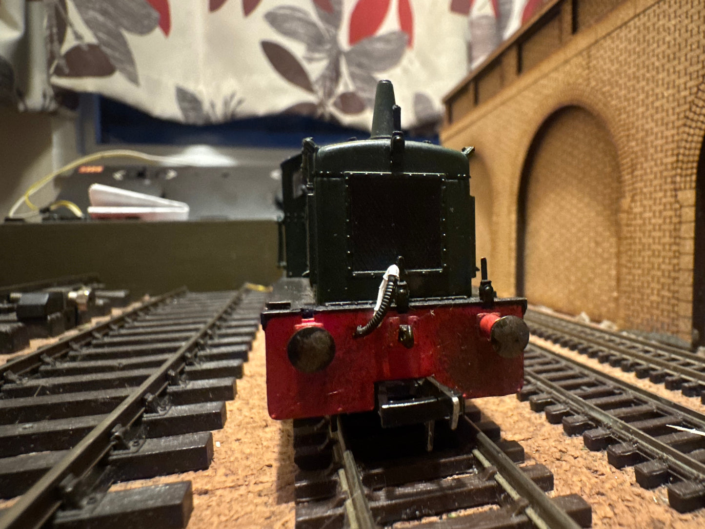 Bachmann 31-338 (OO) British Railways, Drewry Car Company 200HP 0-6-0 Diesel Mechanical Shunter [Class 04] No.D2282 in lightly weathered Plain BR Green. 