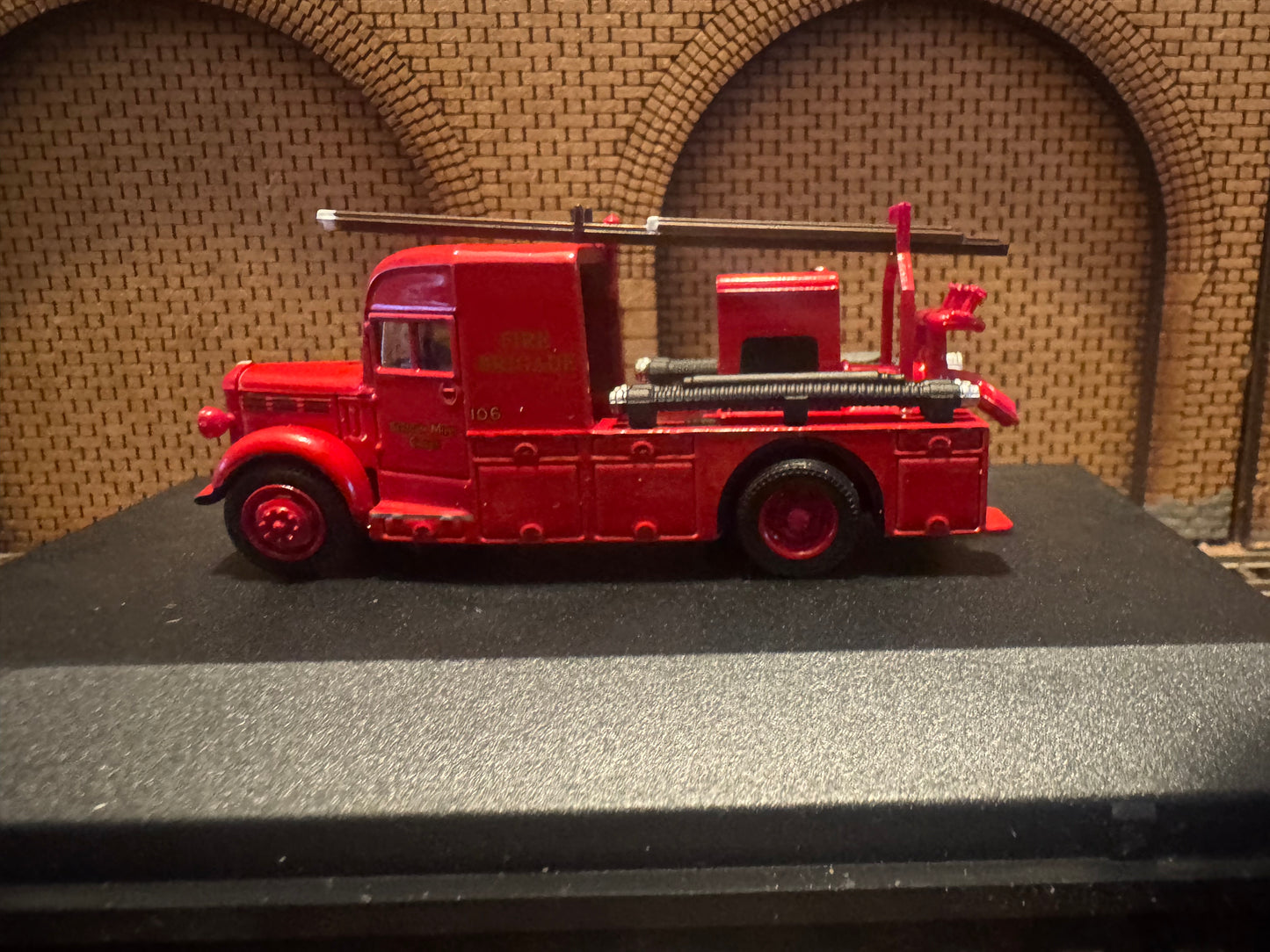 Oxford Diecast 76BHF004 (OO / 1:76) Bedford WLG Heavy Unit, Fire Engine in Bertram Mills Circus Livery 