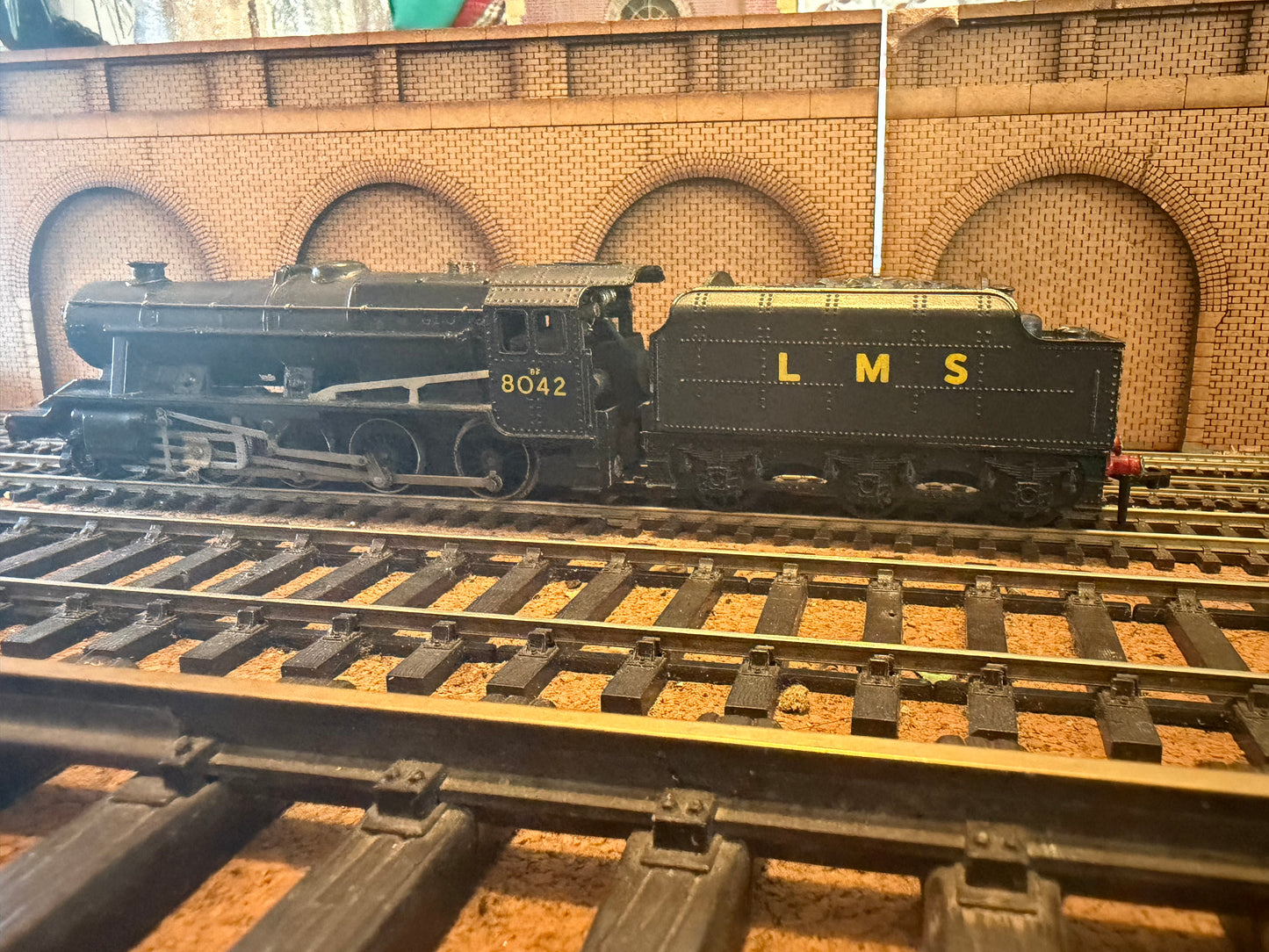Wrenn R2225 (OO) London Midland & Scottish Railway ‘Stanier’ 8F No.8024 in LMS Unlined Black.