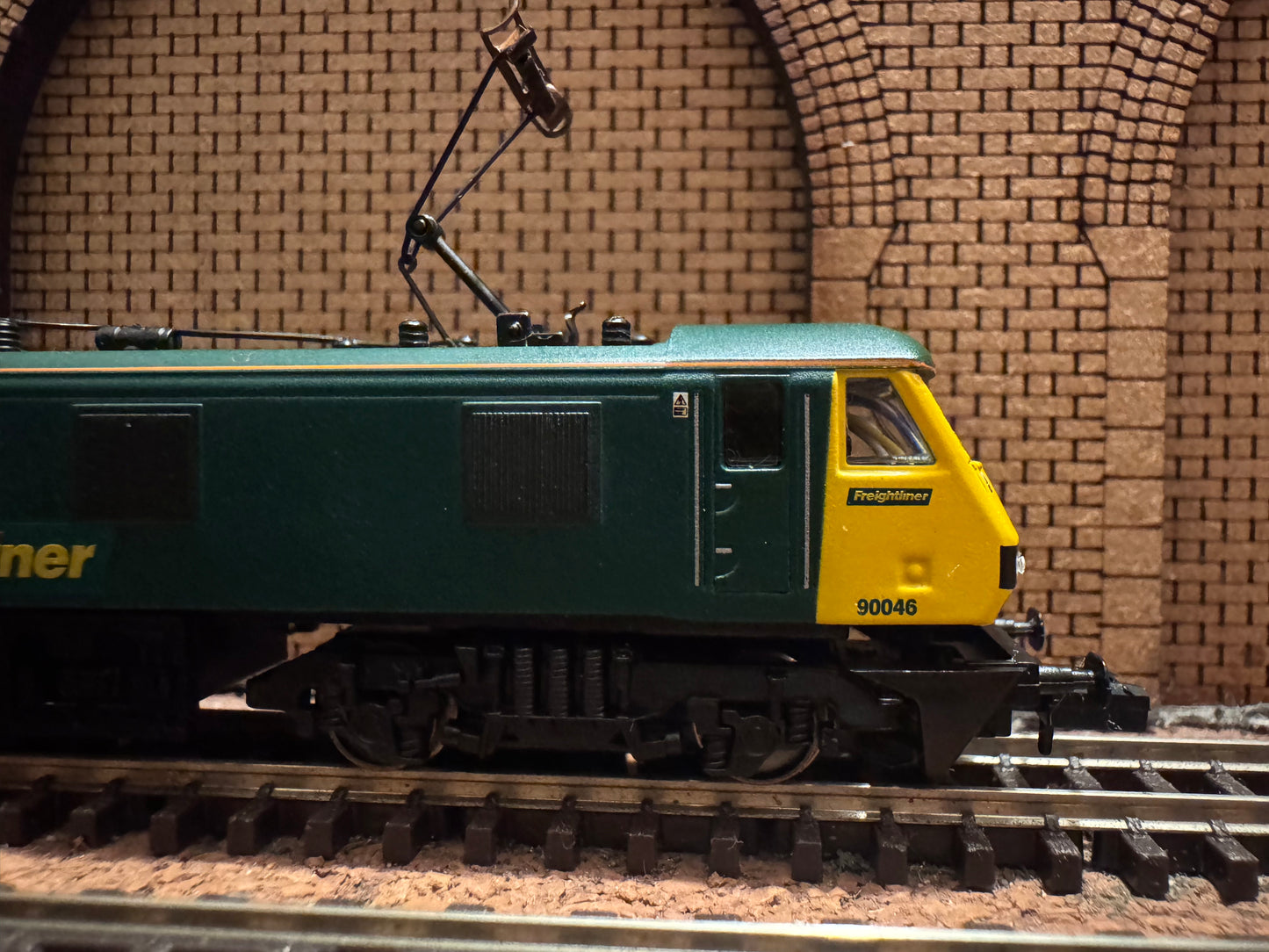 Graham Farish 371-777 (N Gauge) Ex BR Class 90, No.90046 in Freightliner Green & Yellow. DCC Fitted.