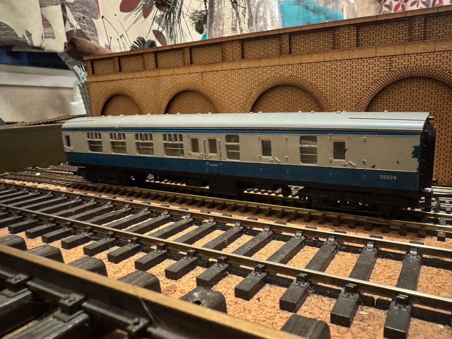 Tri-ang R729A (OO) British Railways MK1 Brake Corridor Second in British Rail Blue Grey.