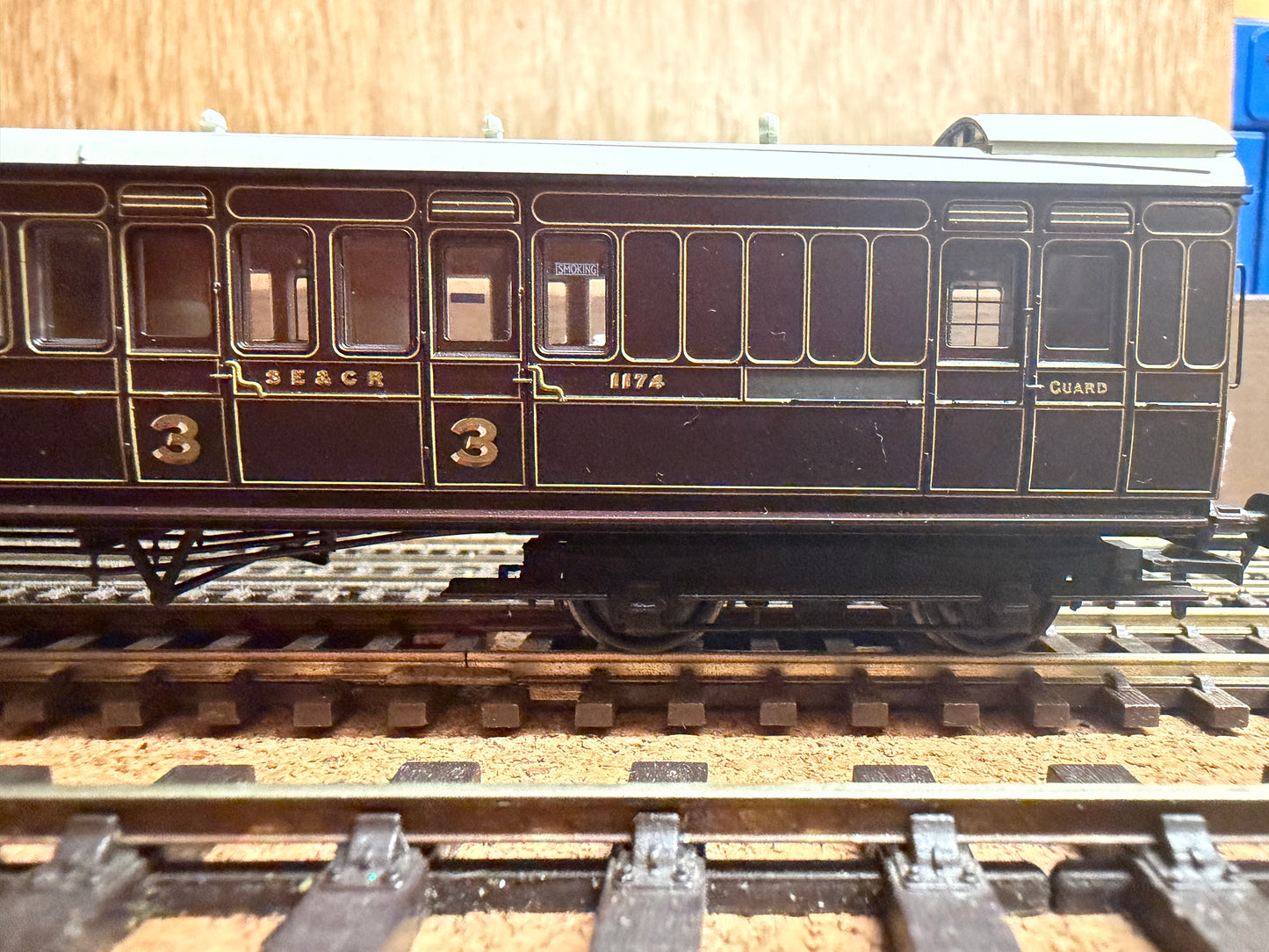 Bachmann 39-600 (OO) South Eastern & Chatham Railway 60ft ‘Birdcage’ Brake Composite Lavatory No.1174 (Set 138) SE&CR ‘Dark Lake’ Livery.