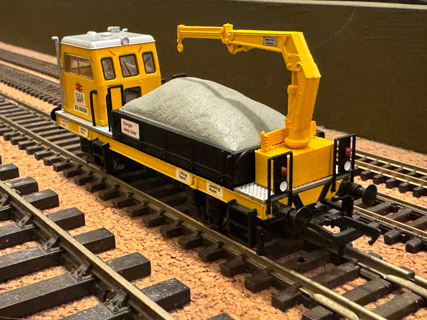 Bachmann (OO) British Rail, Plasser OWB 10 with Crane No.DX68200 in Departmental Yellow