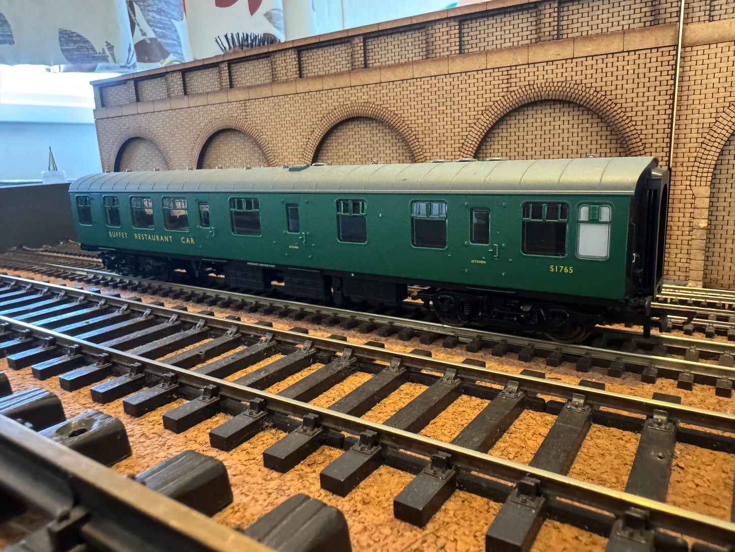 Hornby R4972 (OO) British Railways MK1 Restaurant Buffet No.S1765 in BR Southern Region Green 