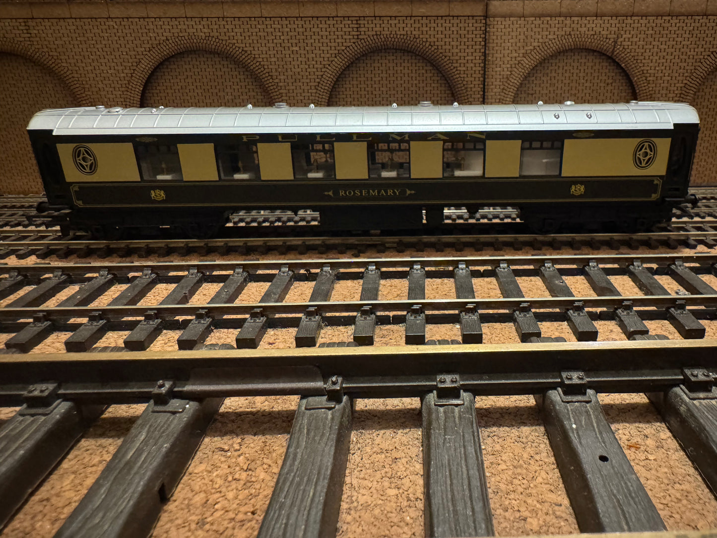 Hornby Railroad R4312 (OO) Pullman Class K, First Class Parlour Car in Pullman Car Company Livery 