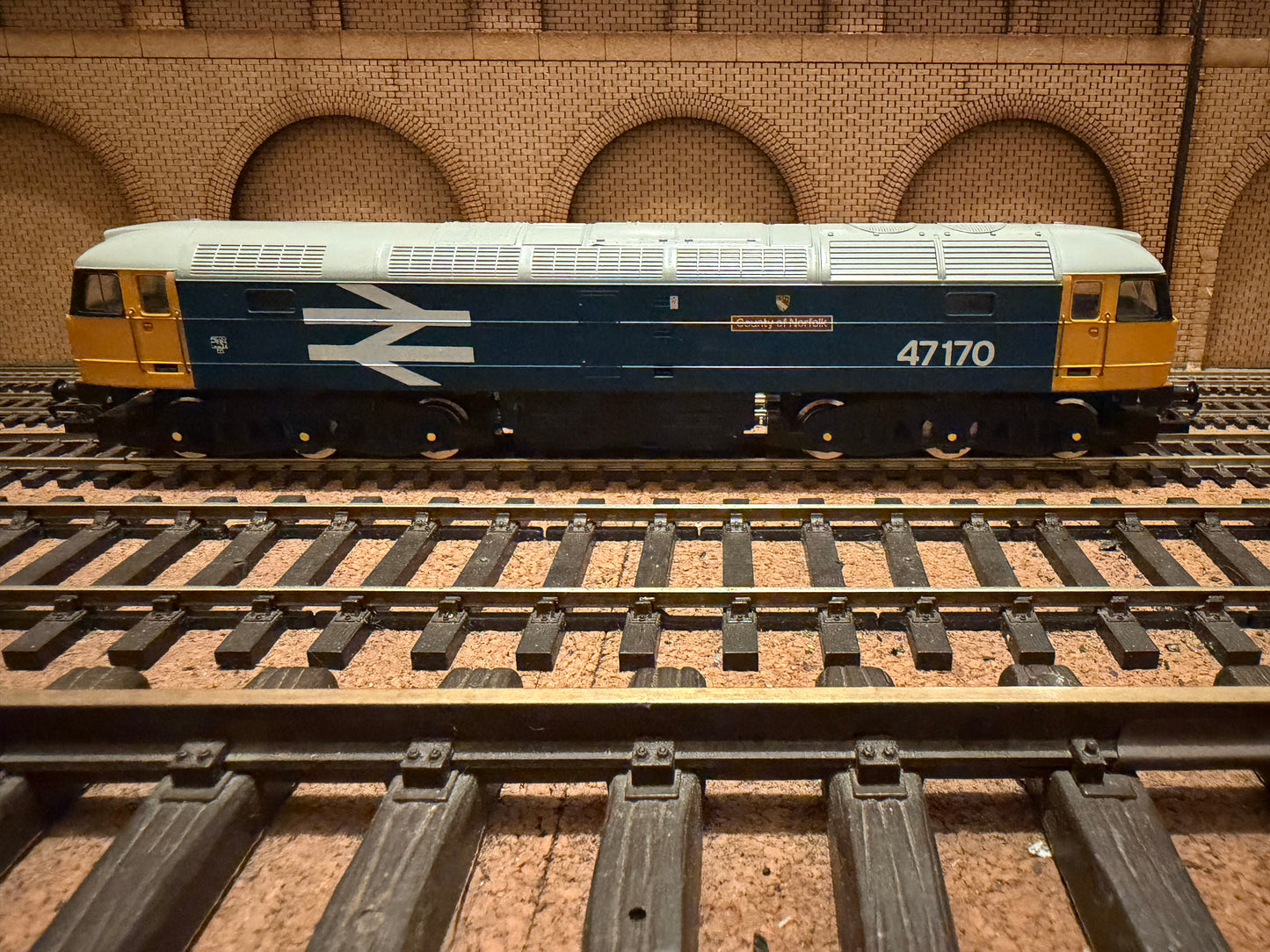 Hornby R307A (OO) British Railways Class 47 No.47170 “County of Norfolk” in BR Large Logo Blue 