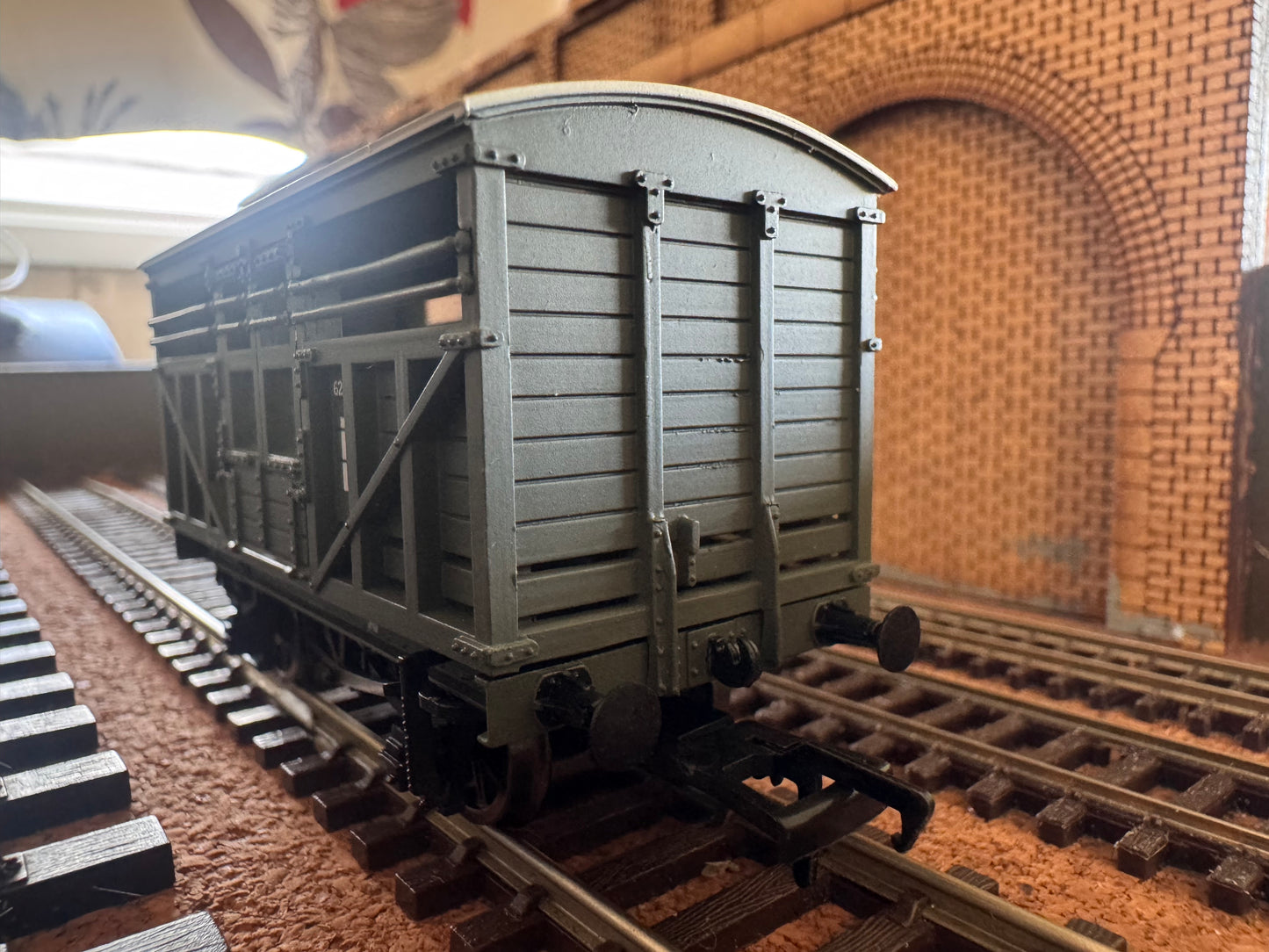 Bachmann 37-707 (OO) London North Eastern Railway 12T Cattle Wagon No.626800 in NE Grey. 