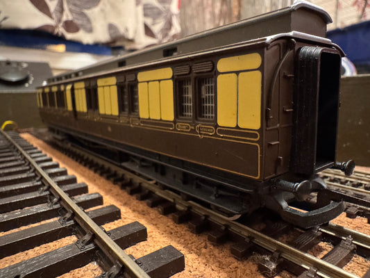 Hornby R4120 (OO) Great Western Railway ‘Dean’ Clerestory Brake No.3371 in GWR (1880 - 1908) Chocolate & Cream with Gold Lining. 