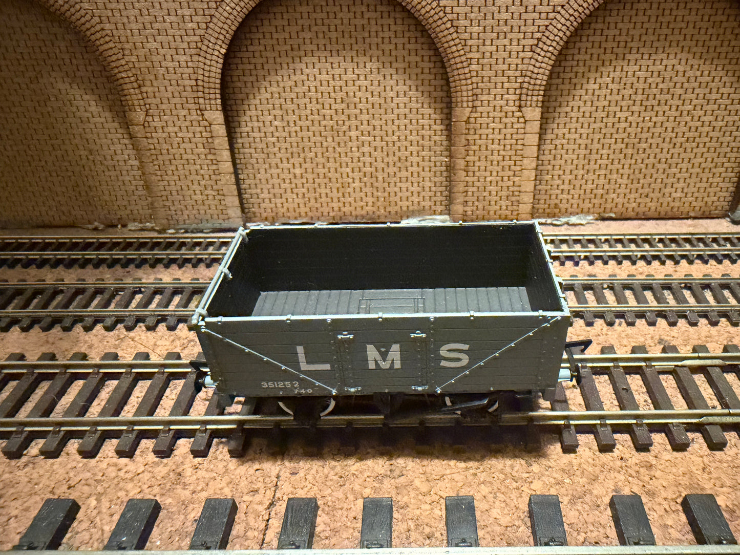 Bachmann 37-088 (OO) London Midland and Scottish Railway 12T Severn Plank Wagon No.351252 