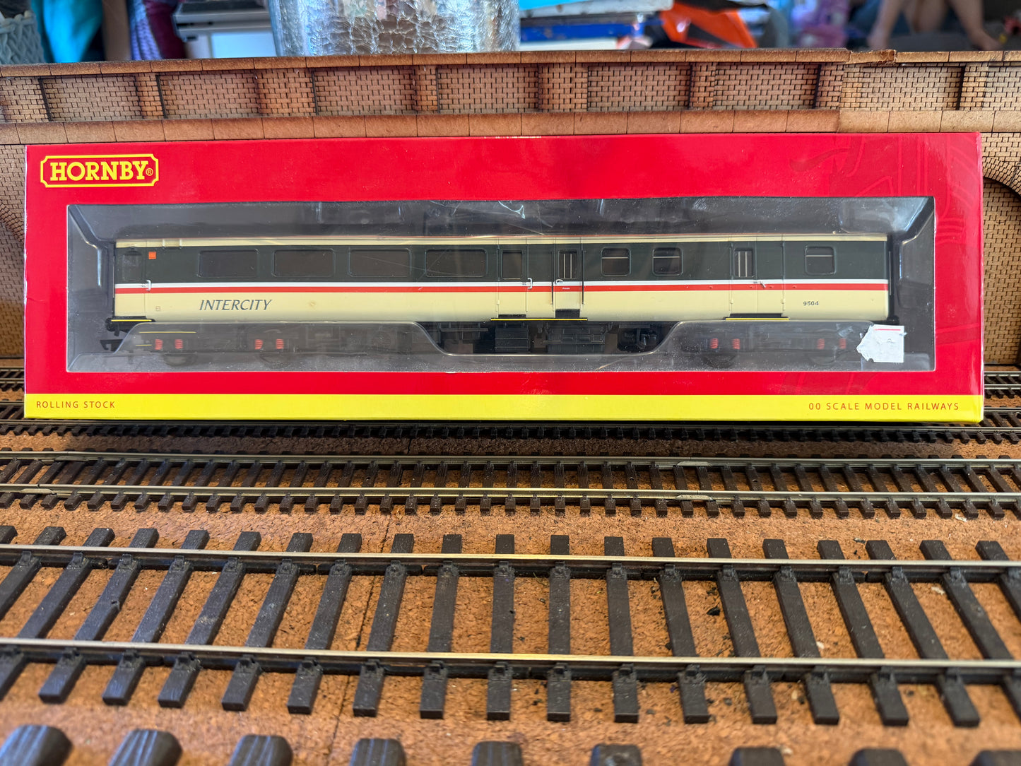 Hornby R4618 (OO) British Rail, MK2E Brake Standard Open No.9504 in Intercity Executive Livery.