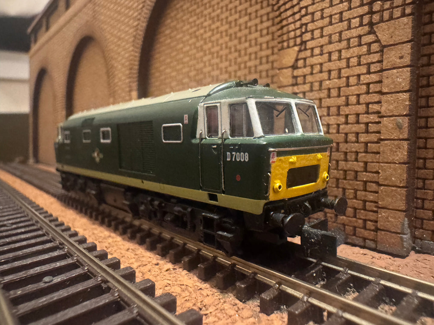 Dapol ND-084B (N-Gauge) British Railways, Bayer Peacock Type 3 ‘Hymek’ [Class 35] No.D7008 in BR Two Tone Green. DCC Ready.