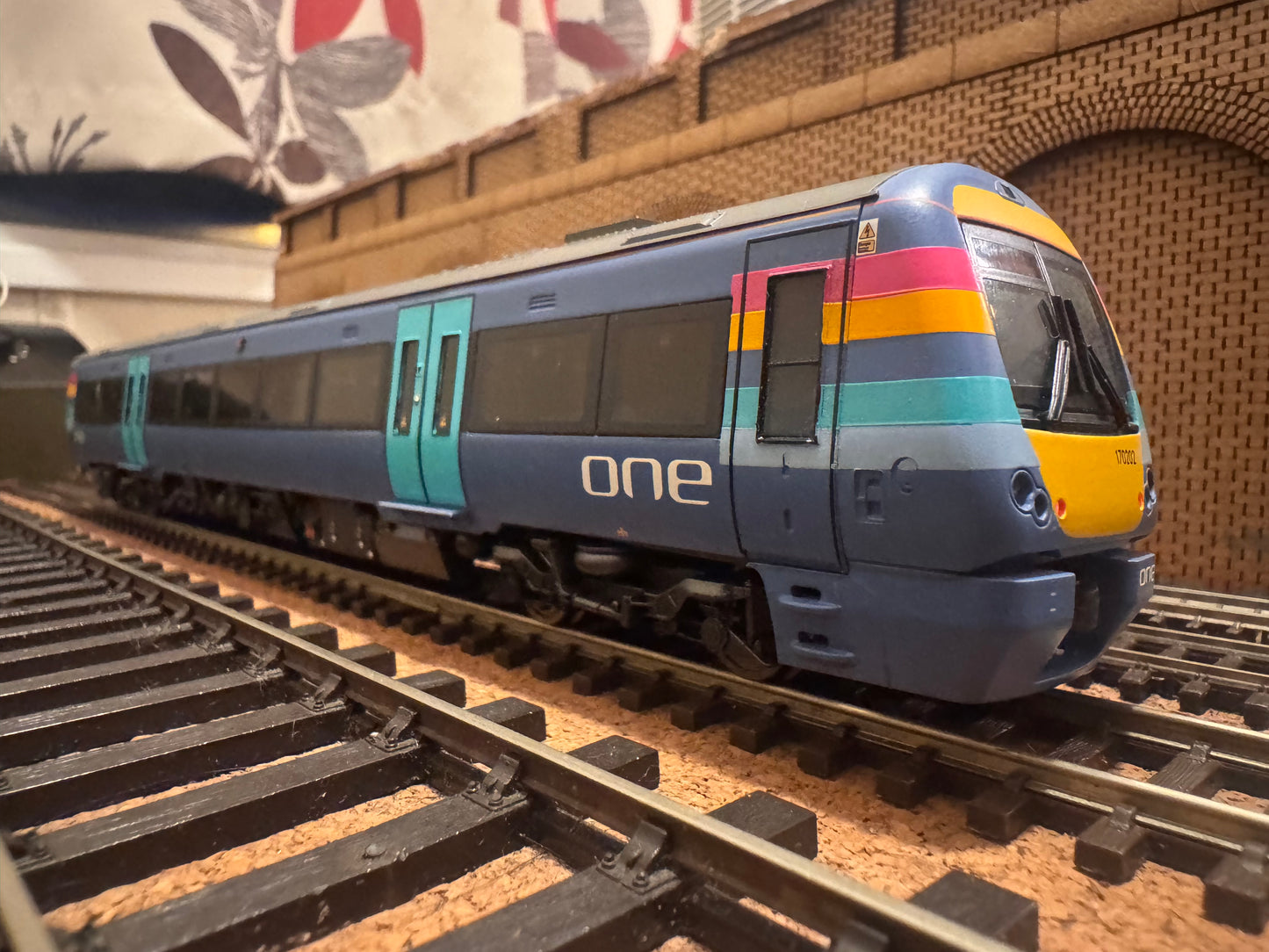 Bachmann 32-464 (OO) Adtranz / Bombardier Three Car Class 170 ‘Turbostar’ No.170202 in National Express’s ‘One Anglia’ livery.