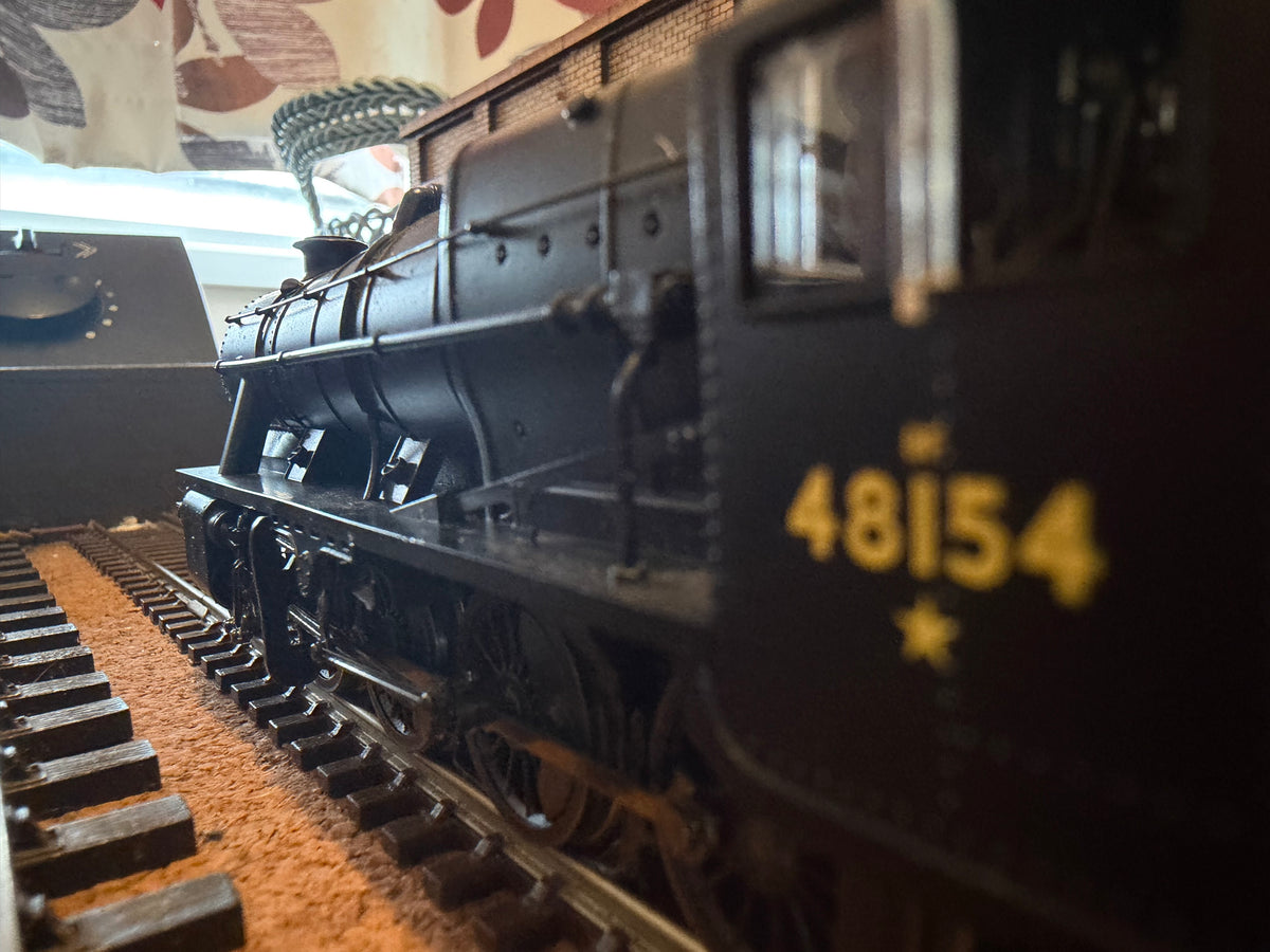 Hornby R2229 (OO) Ex LMS ‘Stanier’ 8F No.48154 in British Railways Unlined Black. (Shed Code 2F, Market Harborough Depot) DCC Ready 