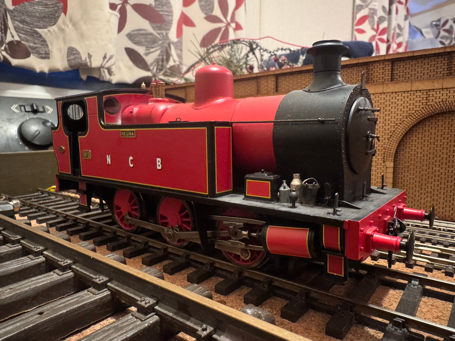 Minerva Model Railways 09531 (O Gauge) Kerr Stuart ‘Victory Class’ No.2 “Regina” in Light Weathered Lined Red with National Coal Board lettering. DCC Fitted 