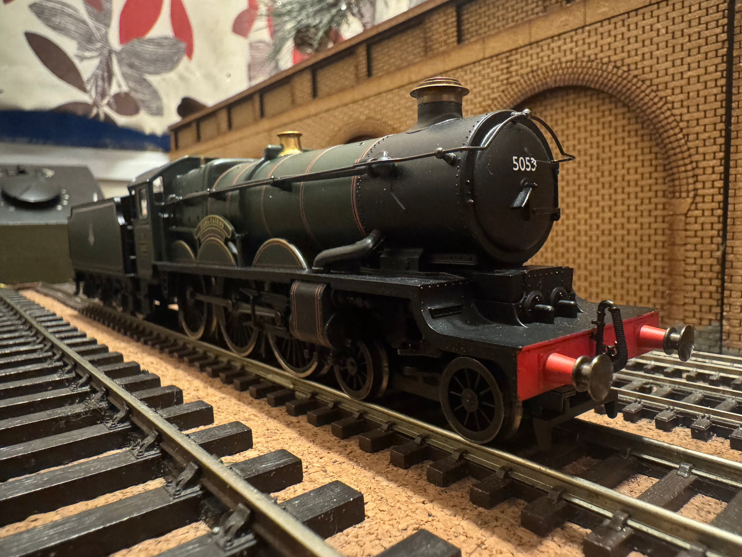 Hornby R2086 (OO) Ex GWR 4073 ‘Castle Class’ No.5053 “Earl Cairns” with Hawksworth 4000G Tender in British Railways Lined Maroon 