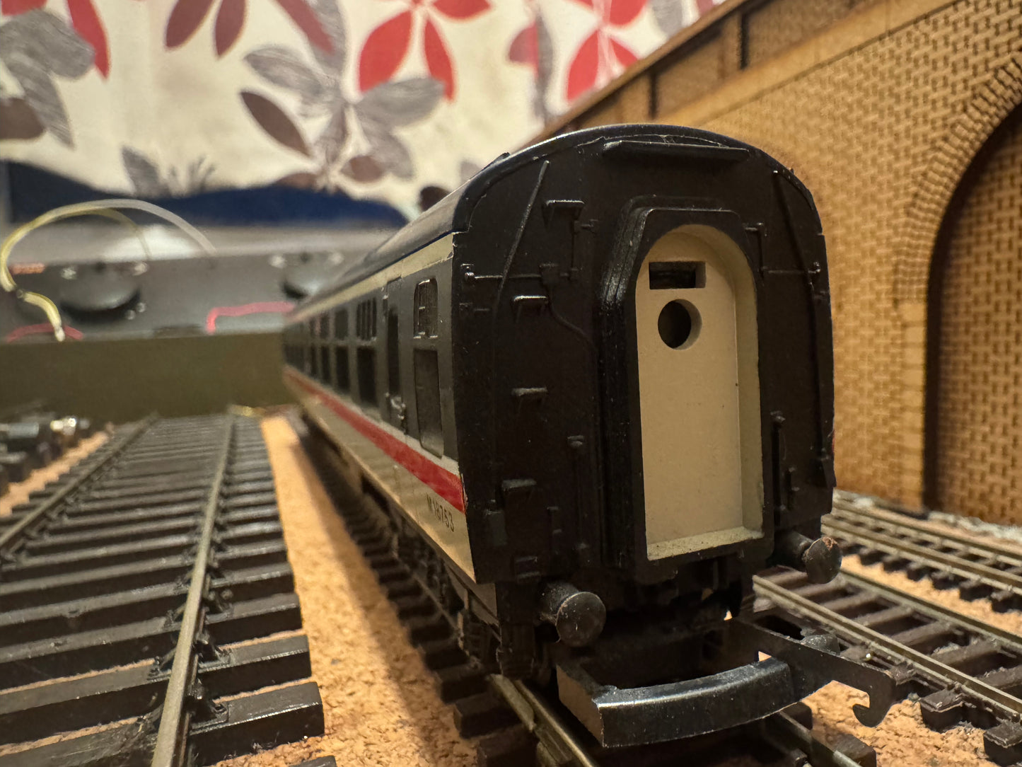 Lima L305326 (OO) British Railways MK1 Corridor Third No.M18753 in British Rail Intercity Executive Livery 