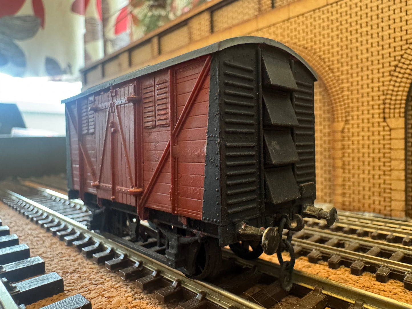 Airfix 02661–5 (OO) 10T Weathered Ventilated Meat Van.
