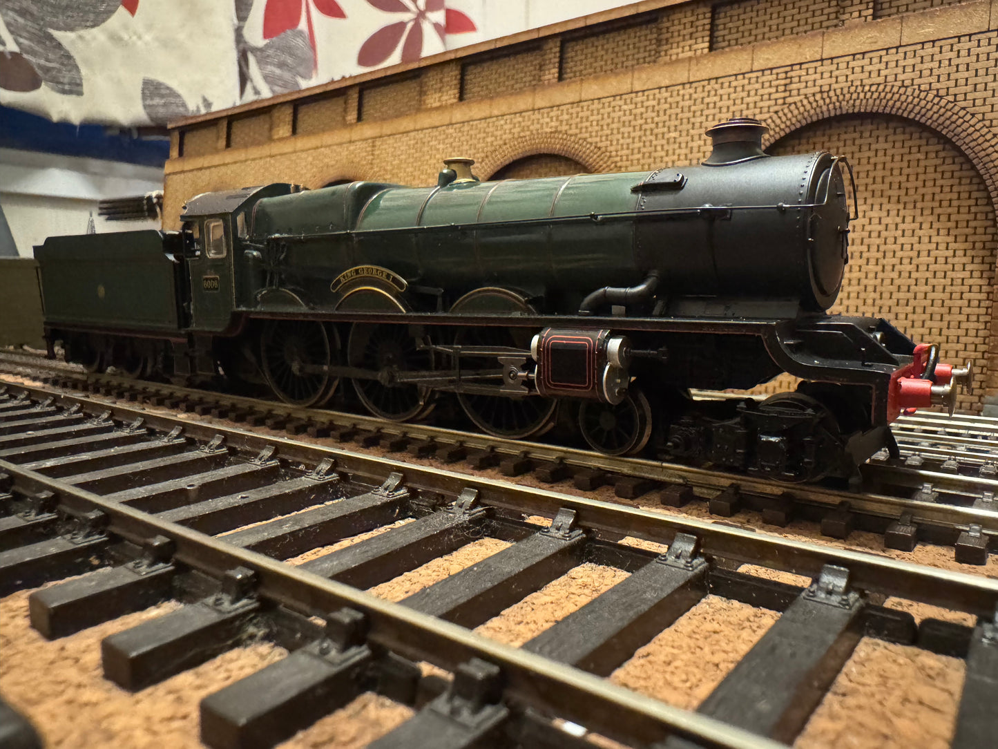 Hornby R2544 (OO) Great Western Railway 60xx ‘King Class’ No.6006 “King George I” in GWR Pre-war Shirt Button Livery. DCC Ready 
