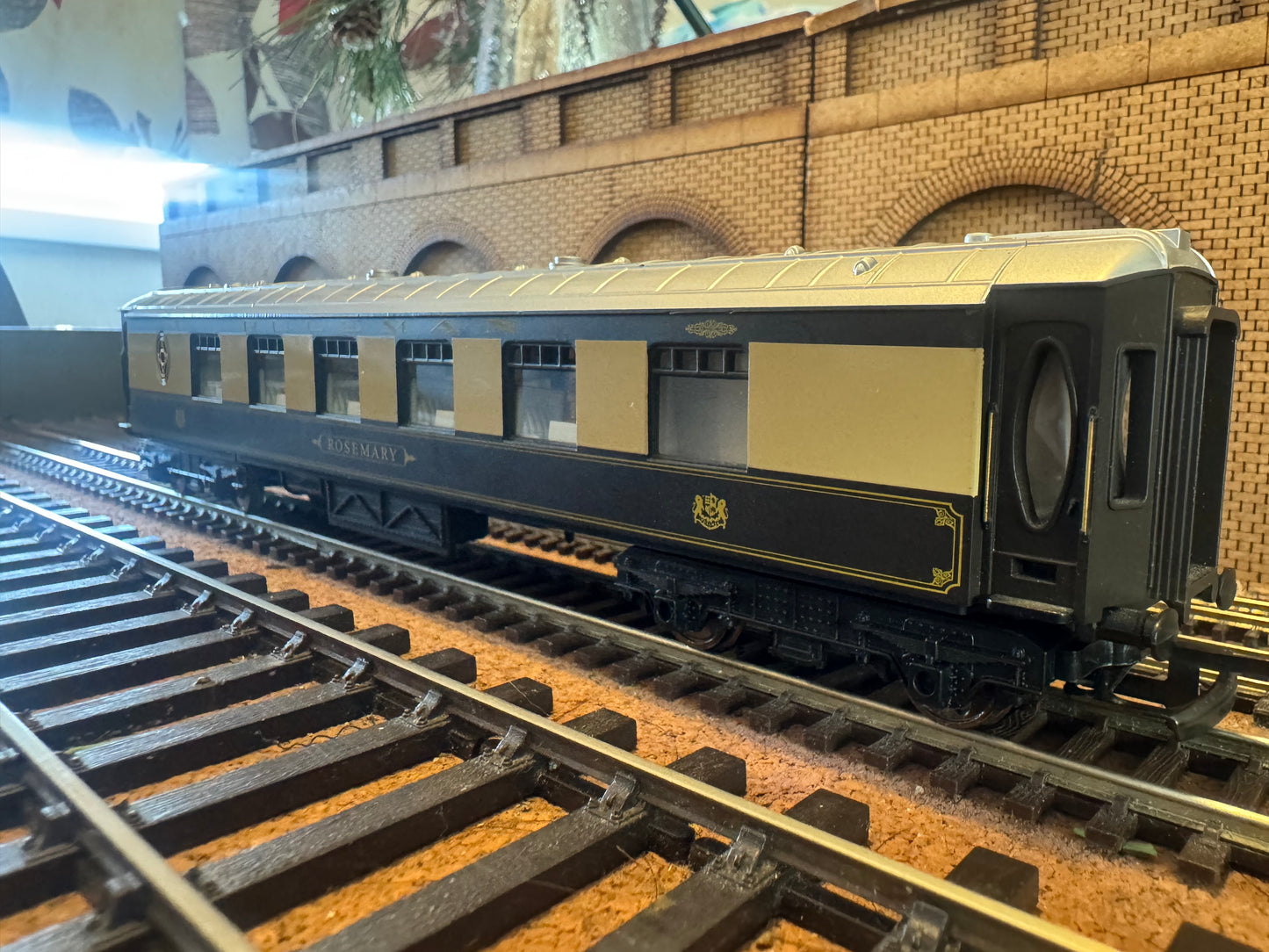 Hornby Railroad R4812 (OO) Pullman Car Company Type K, First Class Parlour Car “Rosemary” in PCC Livery (No Box). 